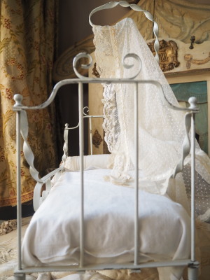 小さなドールベッド アイアン製 フランスアンティーク風 天蓋ポール 小さなドールベッド アイアン製 フランスアンティーク風 天蓋