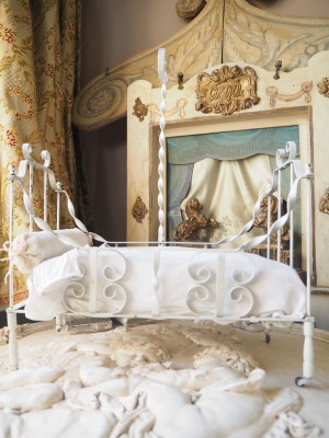 小さなドールベッド アイアン製 フランスアンティーク風 天蓋ポール レア フランスアンティーク 1900年代初頭 天蓋付 ロマンティック