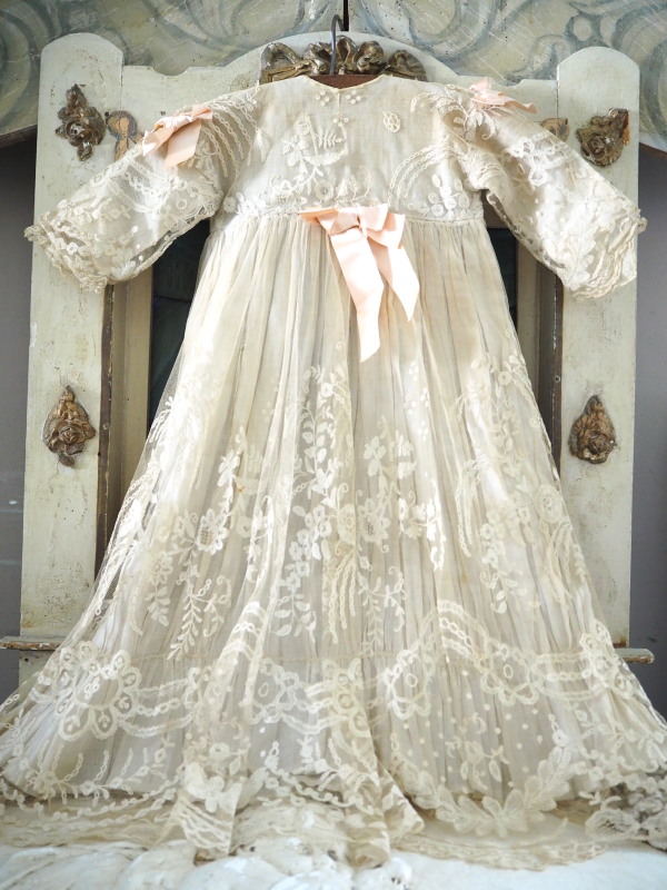 レア ベルギーアンティーク 1800年代後期 エクリュ色 フランドルチュール 桃色リボンのロマンティックなベビードレス