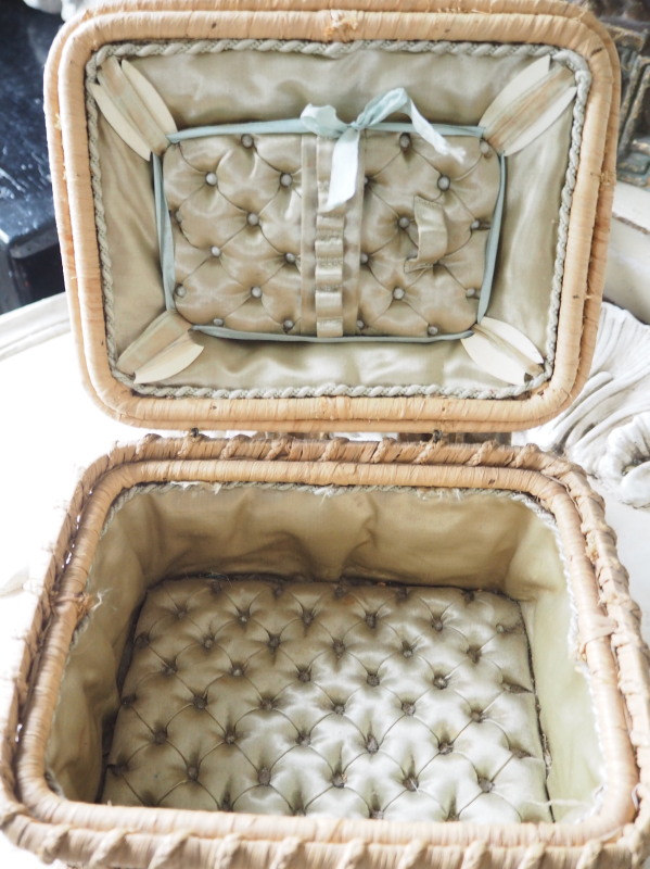 レア フランスアンティーク 1800年代 グレイッシュブルーシルク＆パニエのお裁縫箱 メルスリーセット